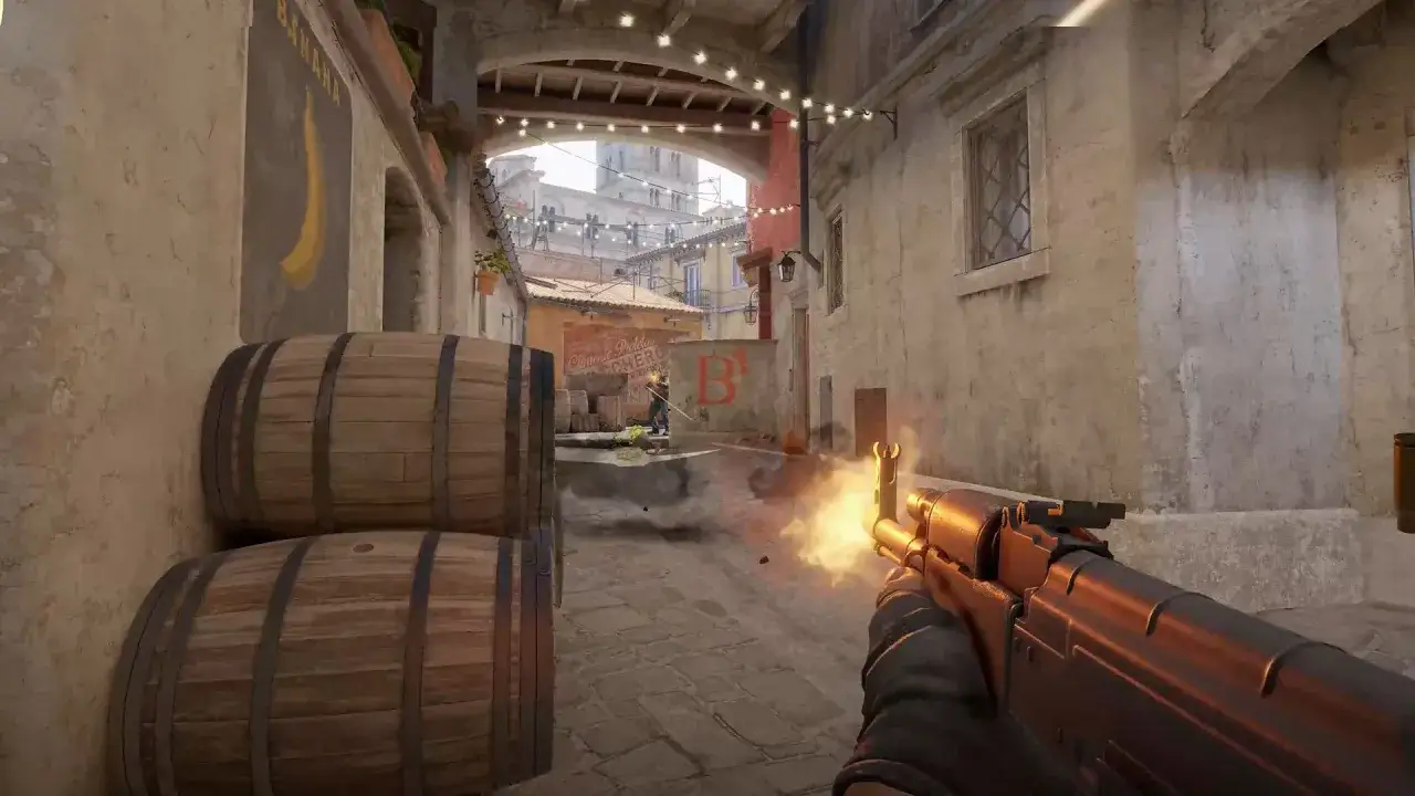 Gracz w CS:GO strzela z karabinu, wybuchają fajerwerki. W tle widać beczki i budynki.