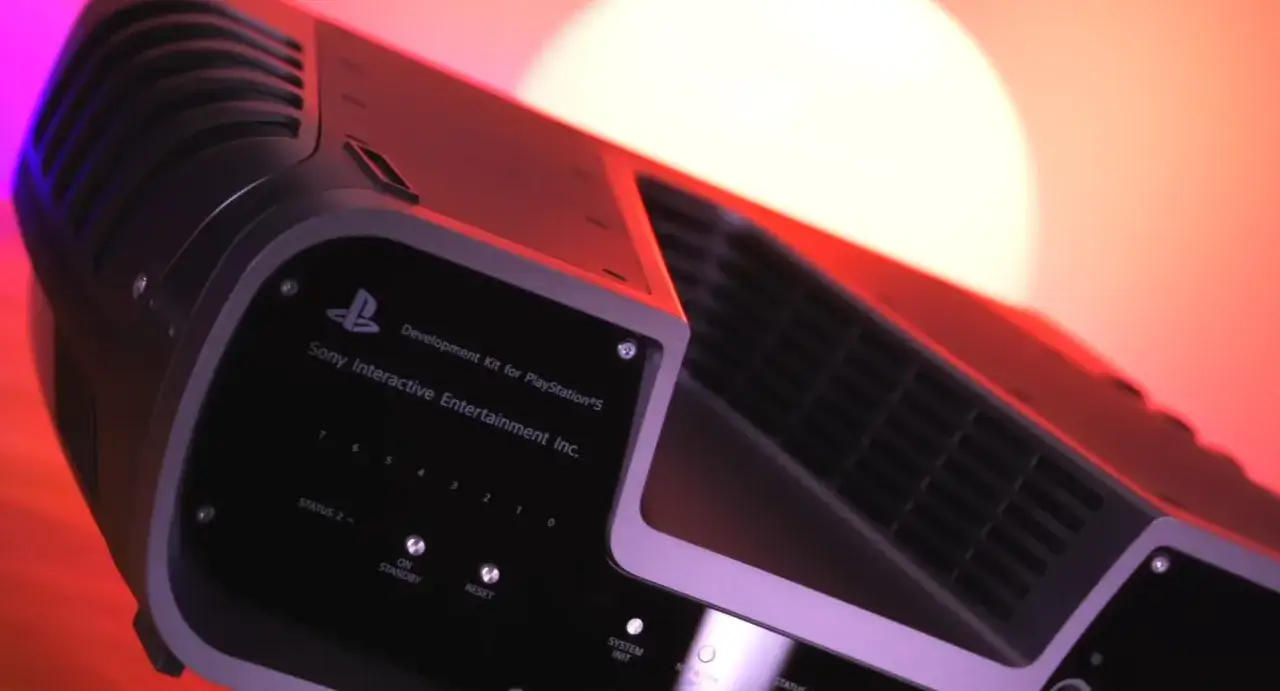 Czarny ps5 dev kit z napisem 
