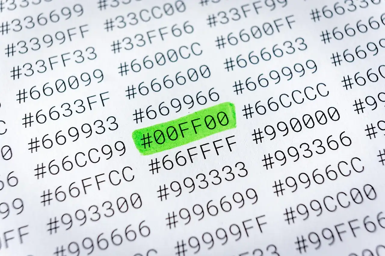 Zaznaczony kod HTML #00FF00 to czysty zielony kolor. Wiele innych kod&oacute;w kolor&oacute;w otacza go na białym tle.