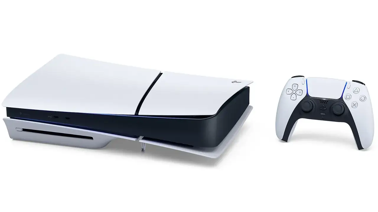 Playstation 5 poziomo z kontrolerem DualSense. Konsola w białej obudowie z czarnym akcentem i niebieskim podświetleniem.