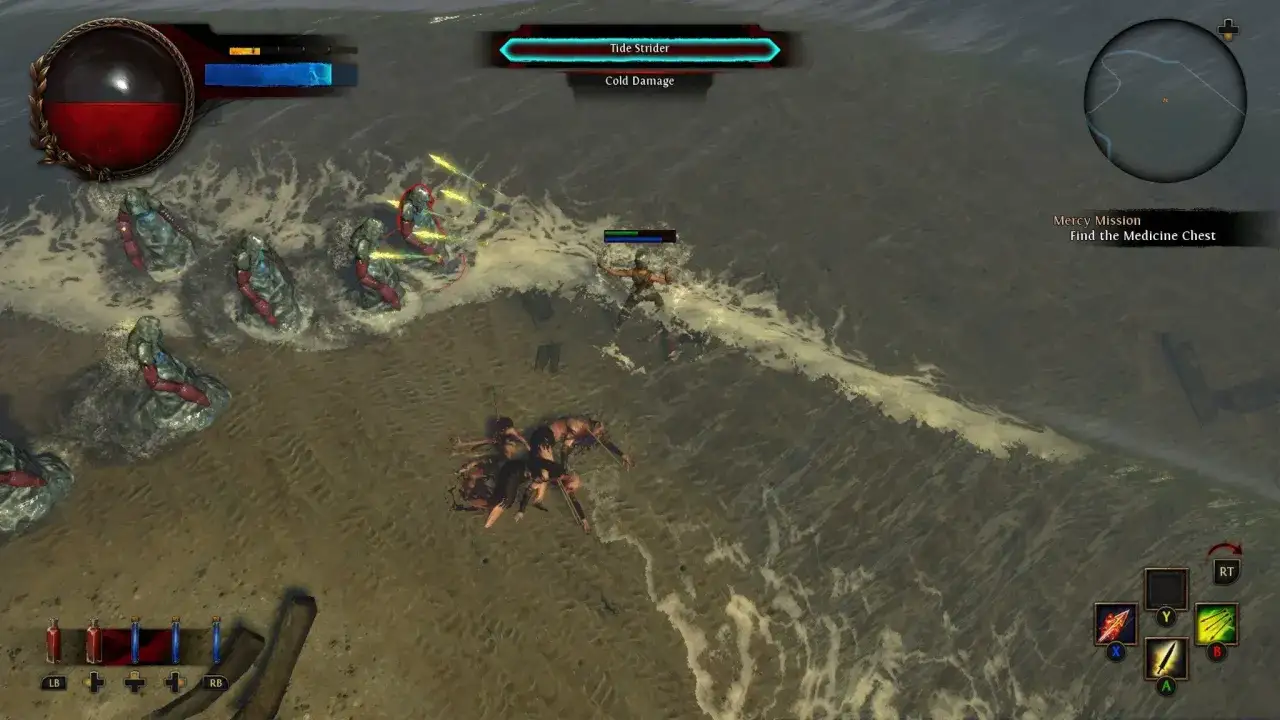 Gracz walczy z potworami na plaży w Path of Exile PS4. W tle widać minimapę i cel misji.