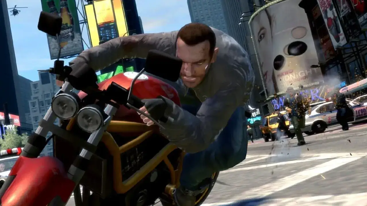 Niko na motocyklu w GTA IV na PS5, ucieka przed policją w mieście pełnym neonów i billboardów.