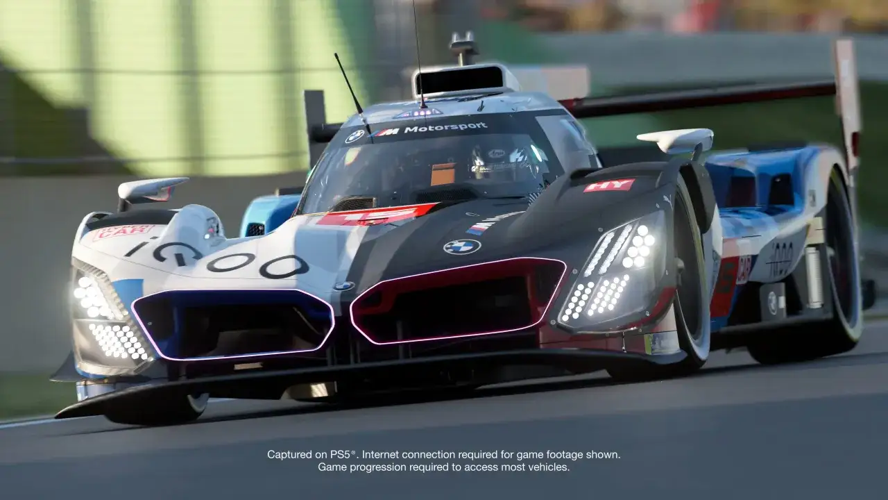 Wyścigowy prototyp BMW z najnowszej aktualizacji Gran Turismo 7 pędzi po torze.