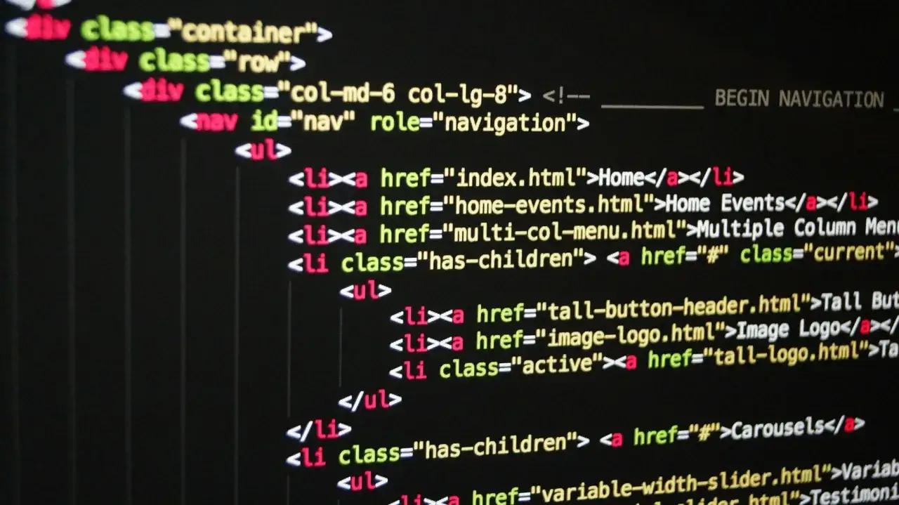 Kod HTML w notatniku, pokazujący strukturę strony. Prosty przykład, jak zrobić stronę HTML w notatniku.