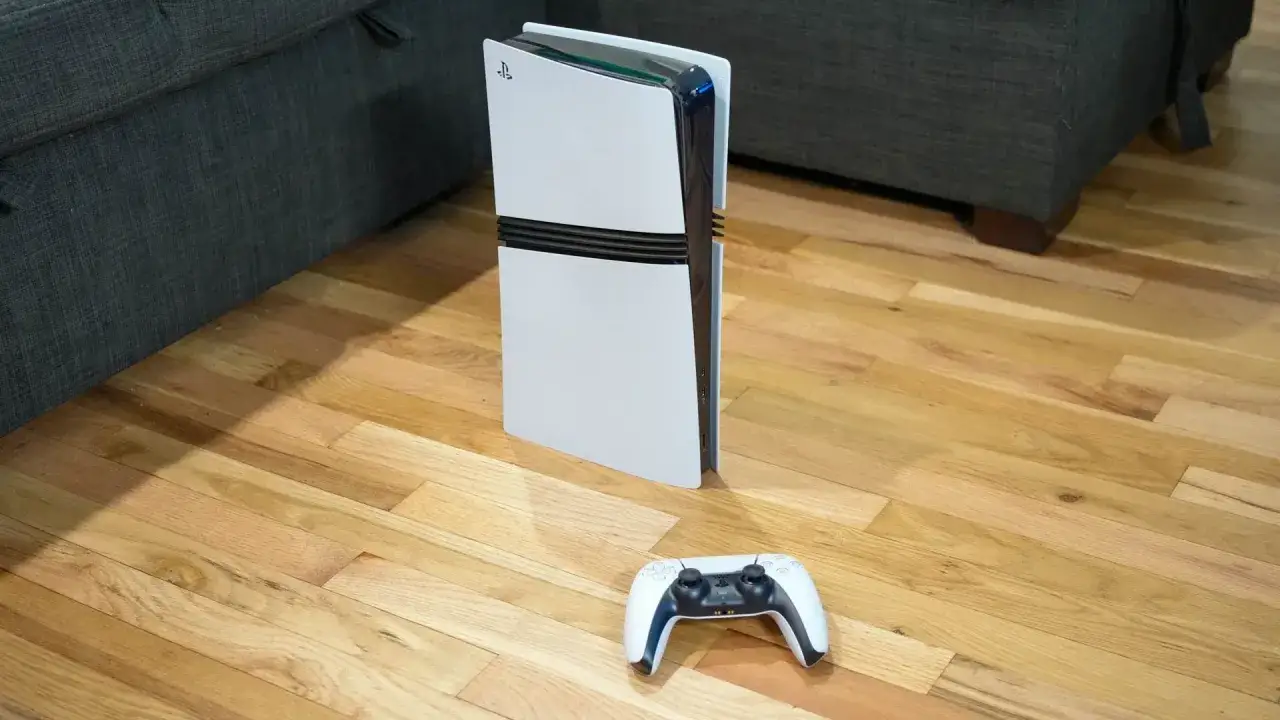 Konsola PS5 Pro i kontroler na drewnianej podłodze. Czekam na szczegółową ps5 pro specyfikacja.