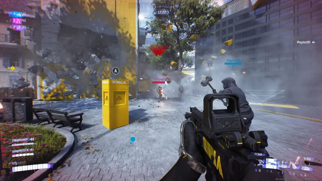 Intensywna akcja w grze The Finals na PS4. Gracz celuje z broni, podczas gdy budynek w tle rozpada się, a przeciwnicy walczą.