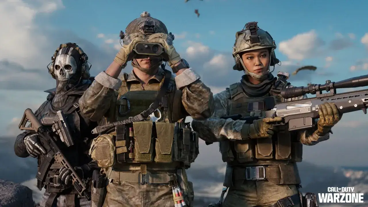 Trzech żołnierzy w pełnym rynsztunku, gotowych do akcji w Warzone 2. Jeden z nich celuje przez lornetkę, drugi trzyma karabin snajperski, a trzeci ma maskę z czaszką.