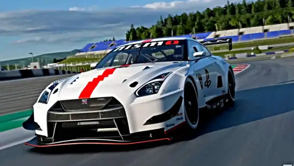 Wyścigowy Nissan GT-R Nismo na torze, porównanie Gran Turismo 7 PS4 vs PS5.